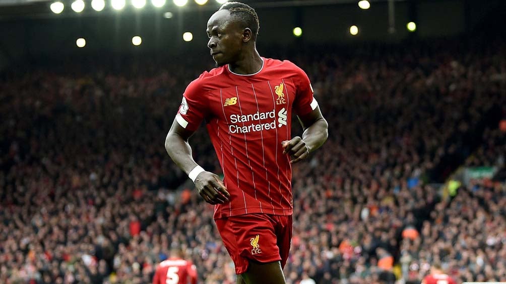 Mané durante un duelo con el Liverpool 