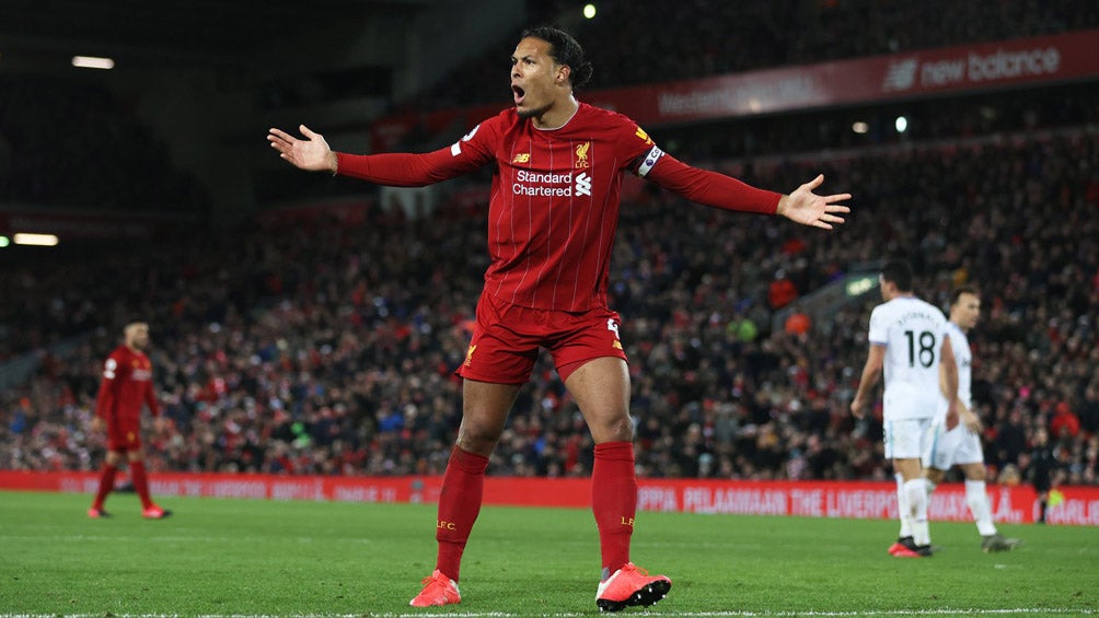 Virgil van Dijk durante un duelo con el Liverpool