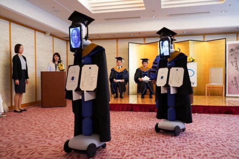 Robots recogen los diplomas de unos estudiantes