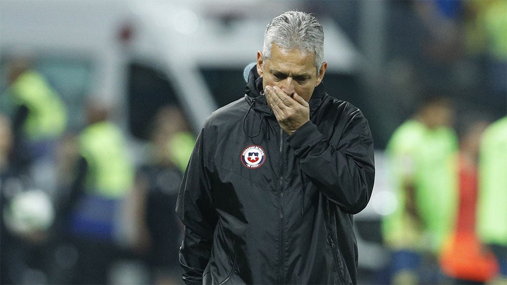 Reinaldo Rueda, DT de Chile durante un partido