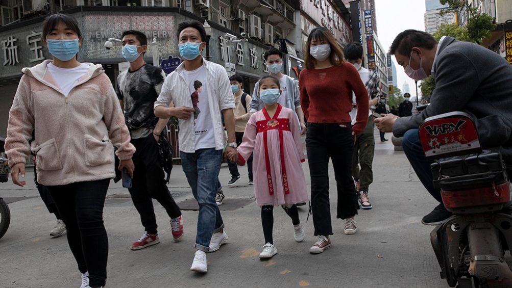 Habitantes de Wuhan caminan por las calles de la ciudad