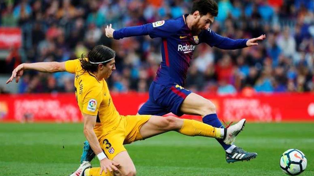 Filipe Luis y Messi pelea un balón en España 