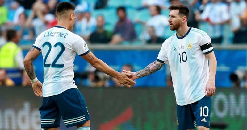 Lautaro y Messi durante un duelo con Argentina 