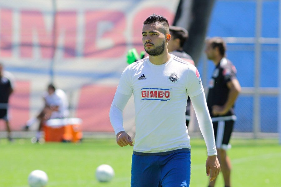 Michel Vázquez durante un entrenamiento con Chivas