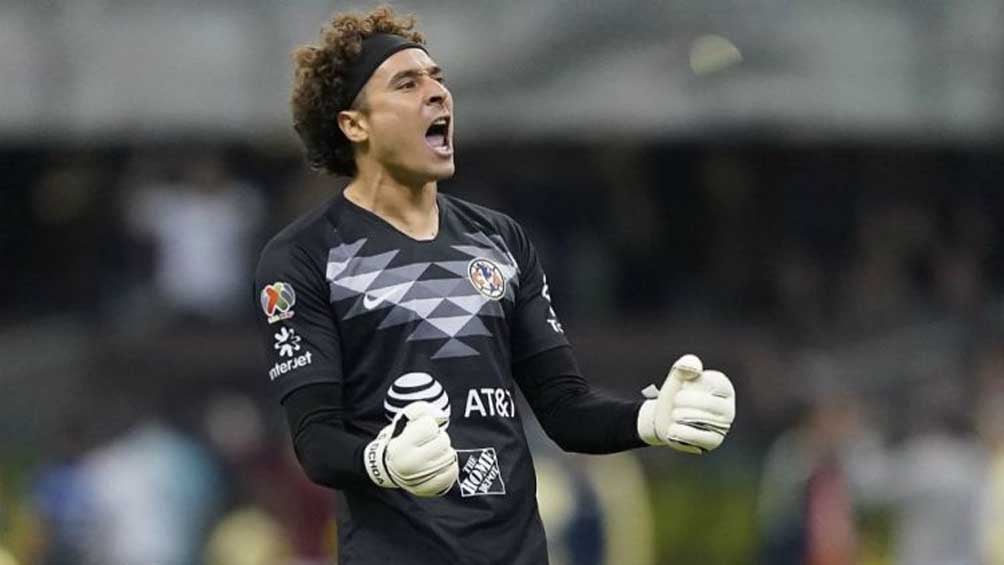 Memo Ochoa festeja en el Clásico Nacional 