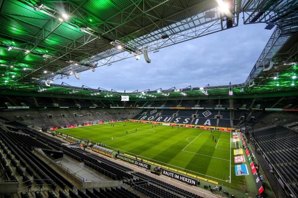 Gradas vacías en el Moenchengladbach vs FC Koeln