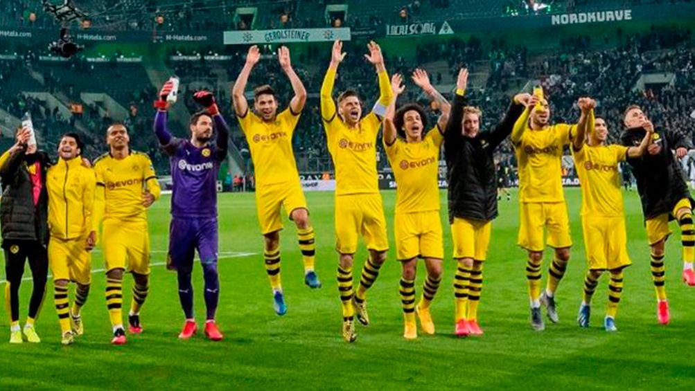 Jugadores del Dortmund celebran tras un juego