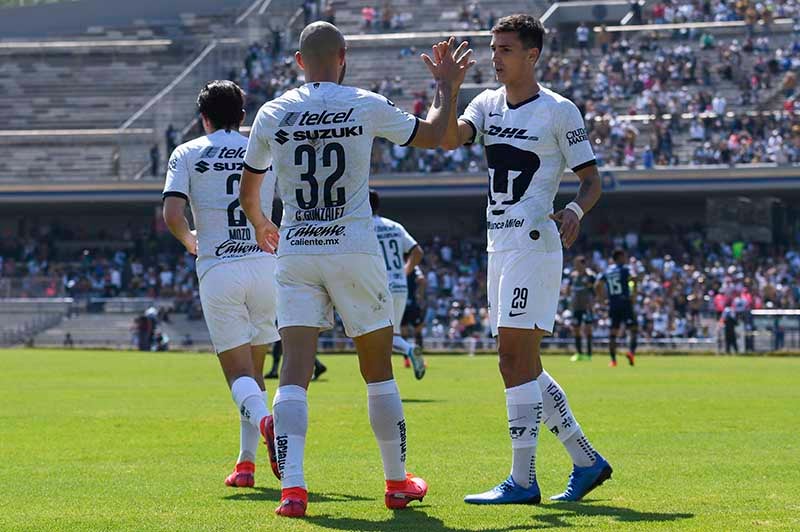 Carlos González y Juan Dinenno celebran una anotación en CU