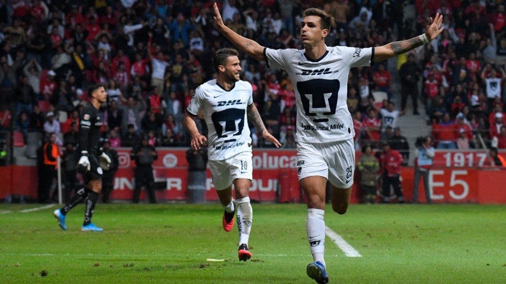 Juan Dinenno celebrando un gol con Pumas