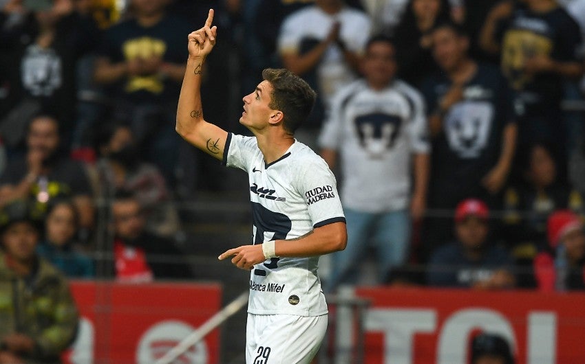 Juan Dinenno durante un partido con Pumas