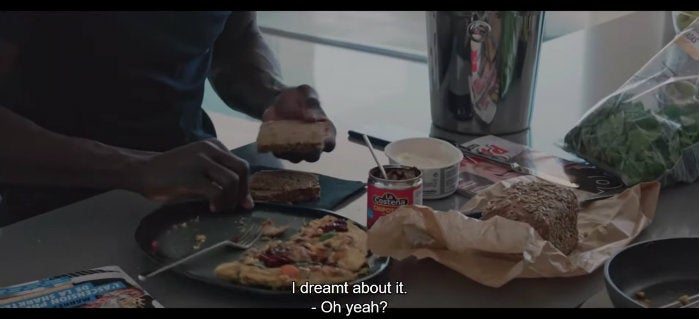 Mané cocinando con chipotle en su documental