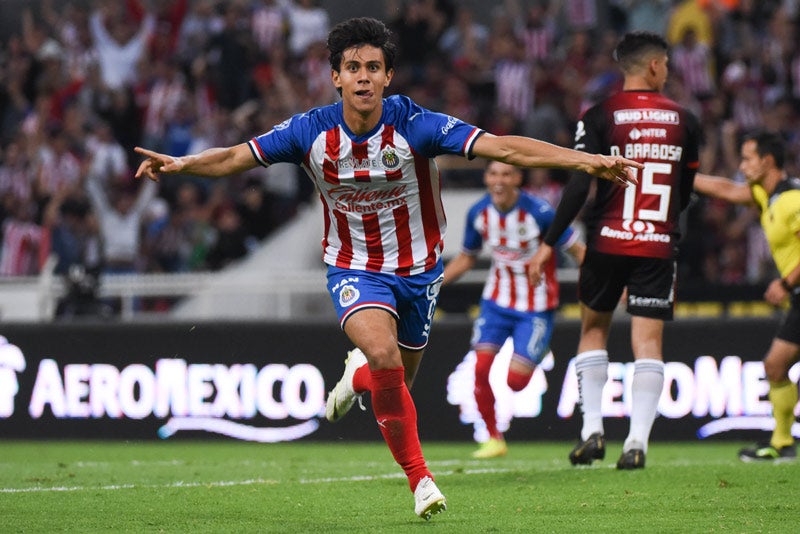 JJ Macías festeja un gol con Chivas