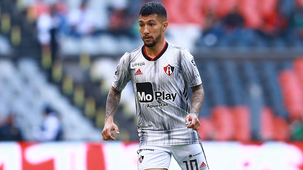 Luciano Acosta durante un duelo con el Atlas