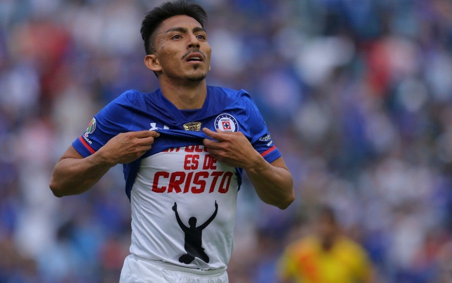 Ángel Mena celebrando un gol con Cruz Azul