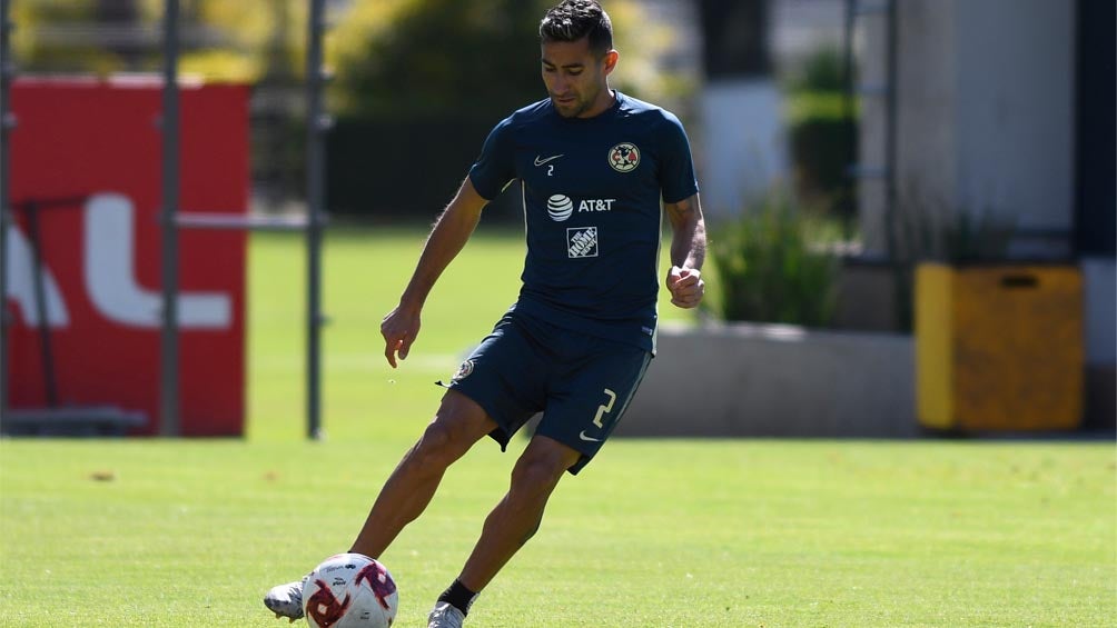 Luis Fuentes, en una práctica con el América