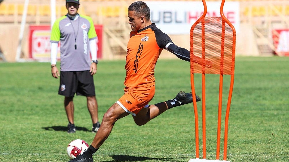 Alonso Hernández durante un entrenamiento con Alebrijes