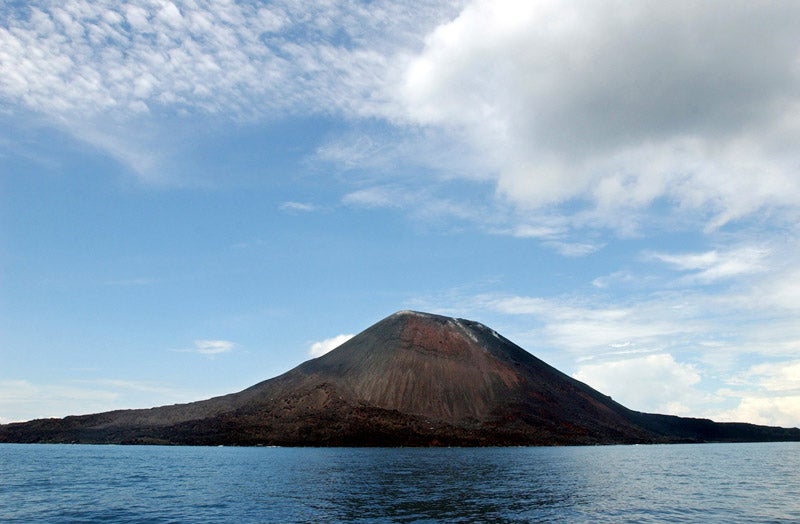 Volcán Anak Krakatau desde la costa de Java 