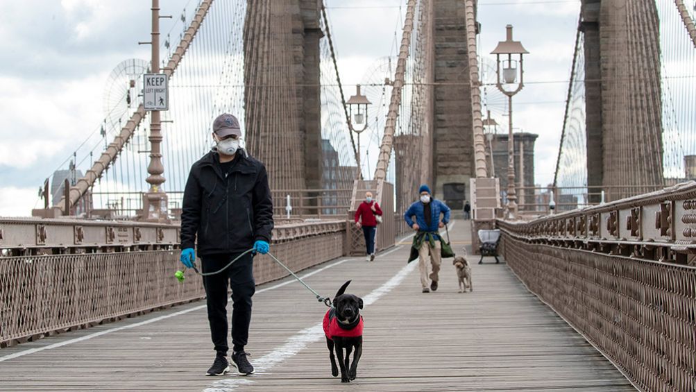 Personas caminando en el Brooklyn Bridge