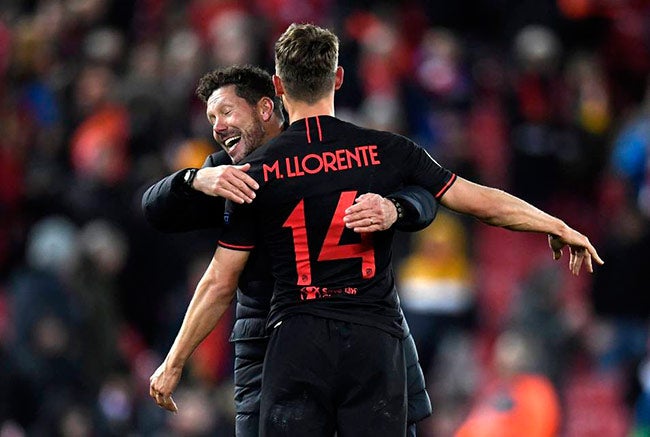 Simeone y Llorente se abrazan tras eliminar al Liverpool