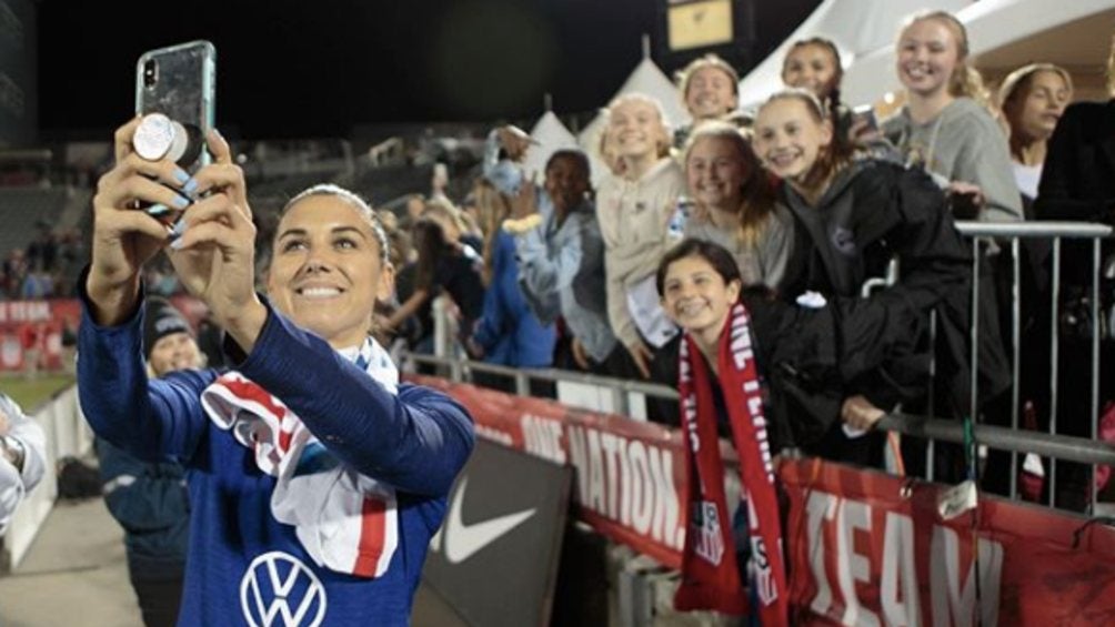 Alex Morgan al finalizar un partido con Estados Unidos 