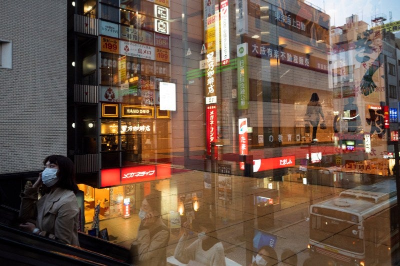 Personas en una estación de tren en Tokio, Japón