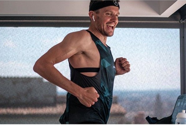 Frodeno sonriendo en la etapa de Maratón de su Iron Man desde casa