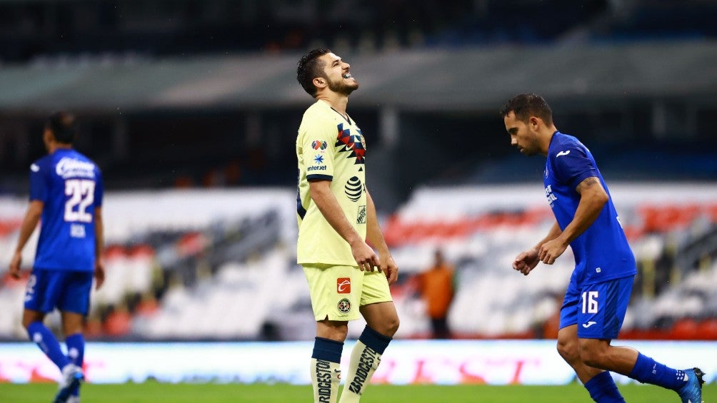 Henry Martín durante un partido con América