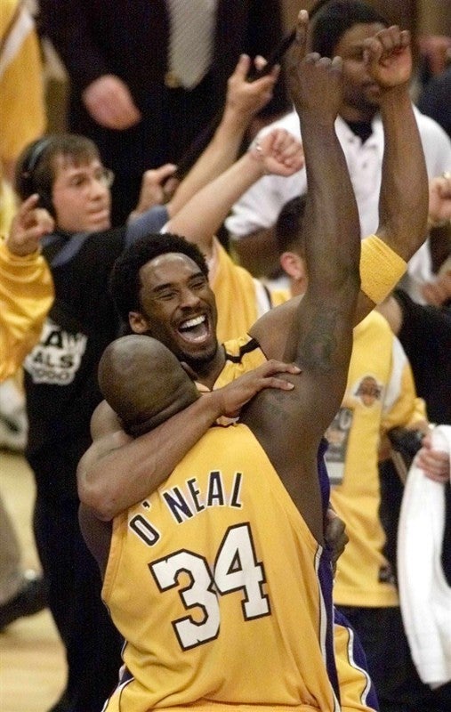 Kobe Bryant abraza a Shaquille O'Neal