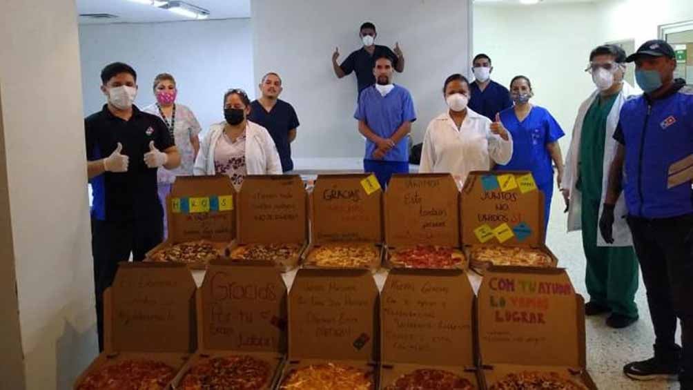 Enfermeros y médicos reciben pizzas gratis por su labor