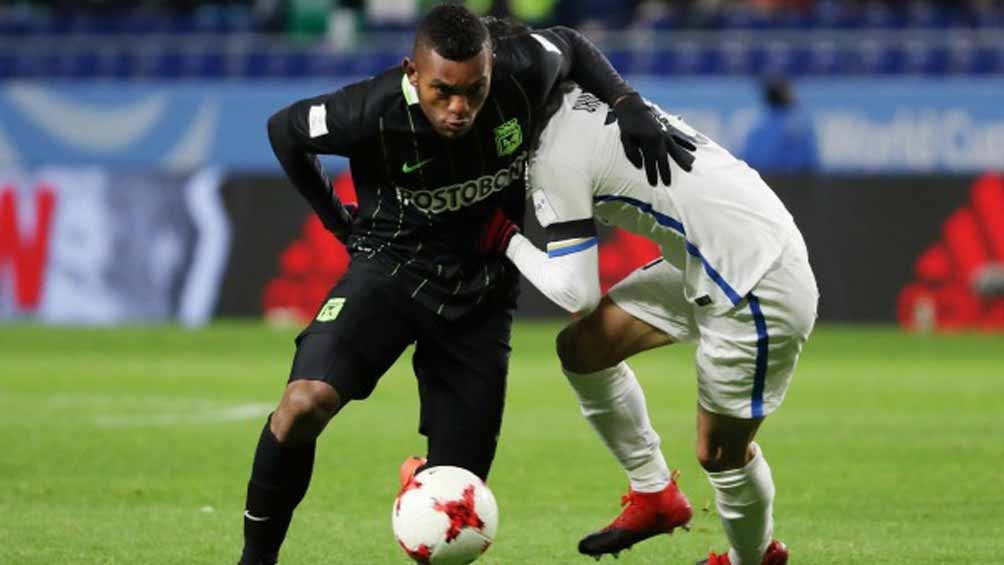 Borja conduce un balón durante su etapa con el Atlético Nacional