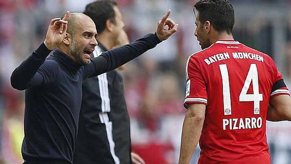 Guardiola le da una indicación a Pizarro