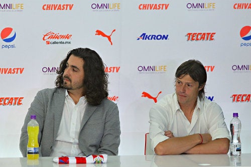 El directivo y Matías Almeyda en una conferencia de prensa