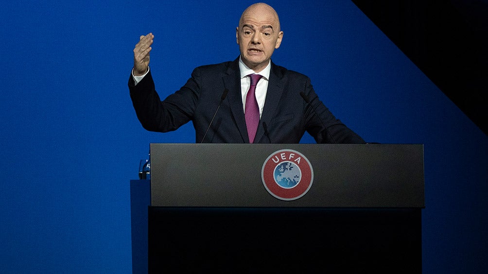 Gianni Infantino da un discurso en un evento de la UEFA