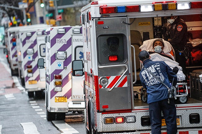 Personal médico trabaja en New York City