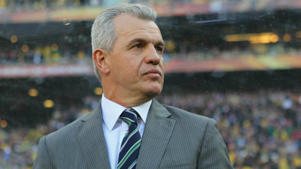 Javier Aguirre dirigiendo un partido