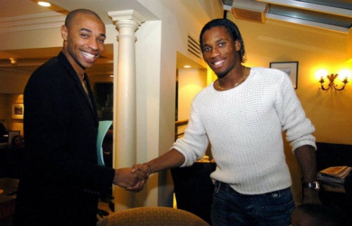 Thierry Henry y el marfileño se saludan