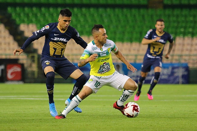 Montes conduce el balón en un juego entre León y Pumas