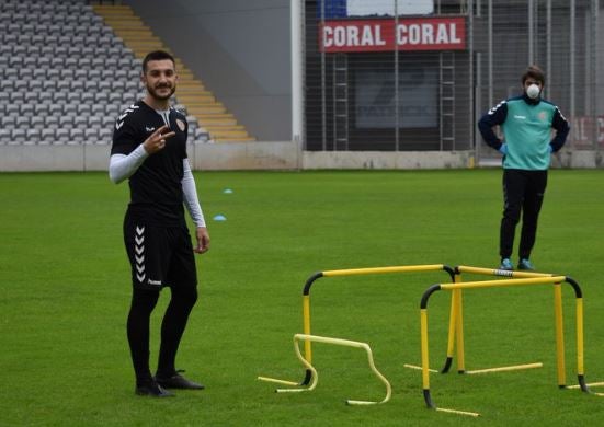 Elemento del  CD Nacional disfruta del entrenamiento