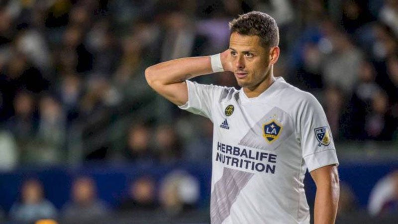 Chicharito durante un duelo con el Galaxy en la MLS