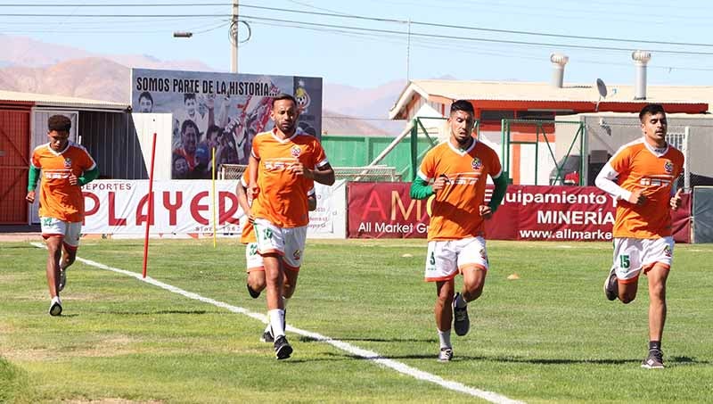 Jugadores del Cobresal trotan en un entrenamiento 