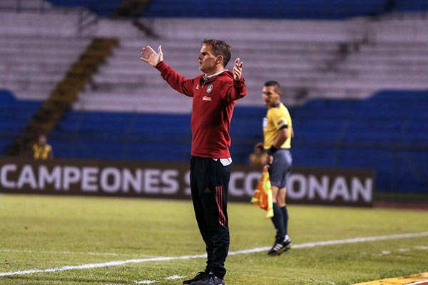 El estratega holandés da instrucciones en un partido 