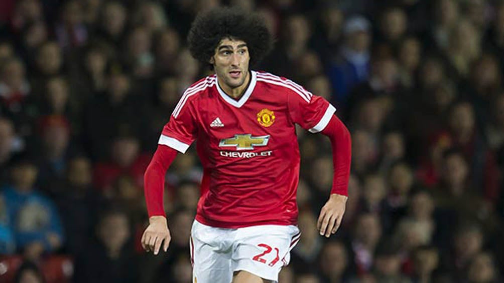 Fellaini durante un duelo con el Manchester United