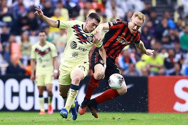 Viñas pelea el balón contra un defensor del Atlanta United