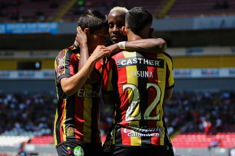 Jugadores de Leones Negros se abrazan