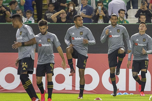 Jugadores de LAFC antes del juego contra León 