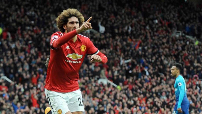 Fellaini celebra una anotación con los Red Devils 