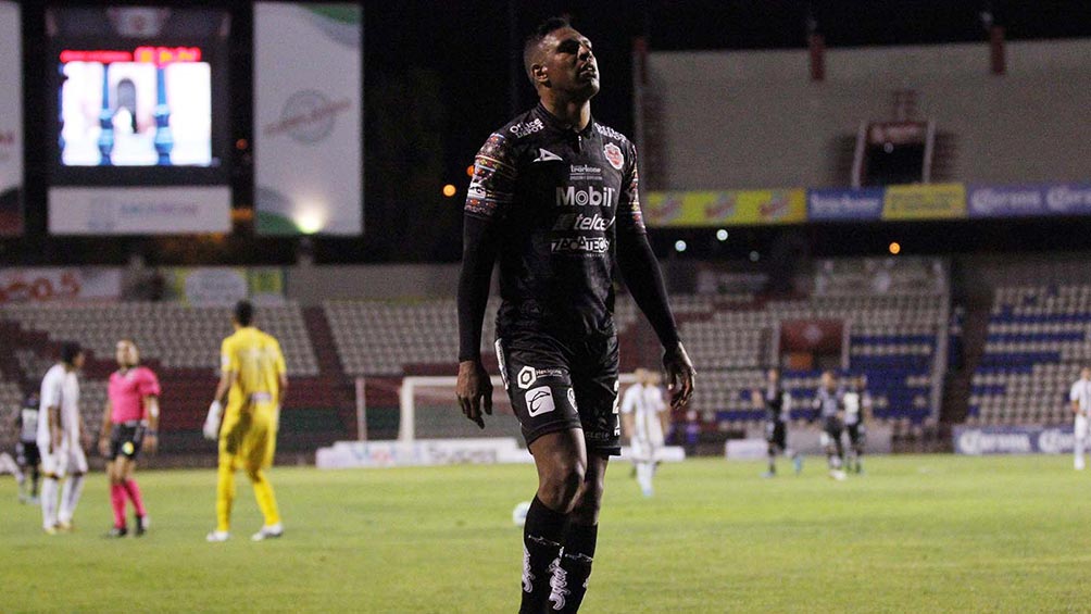 Roberto Nurse se lamenta en partido con Mineros