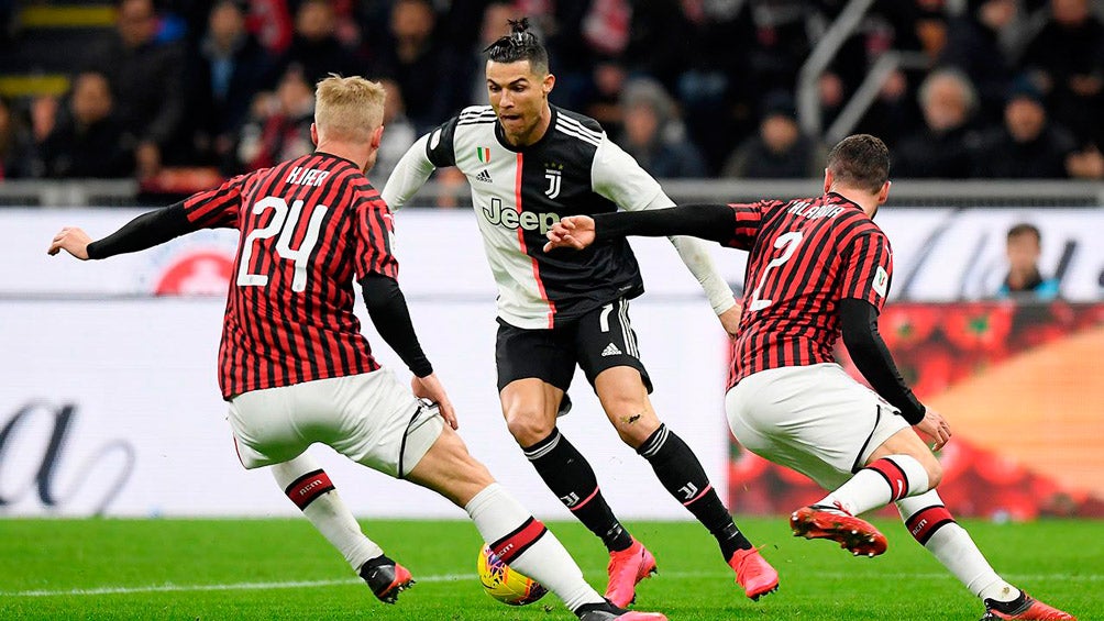 Cristiano, de la Juve, encara a dos jugadores del Milan