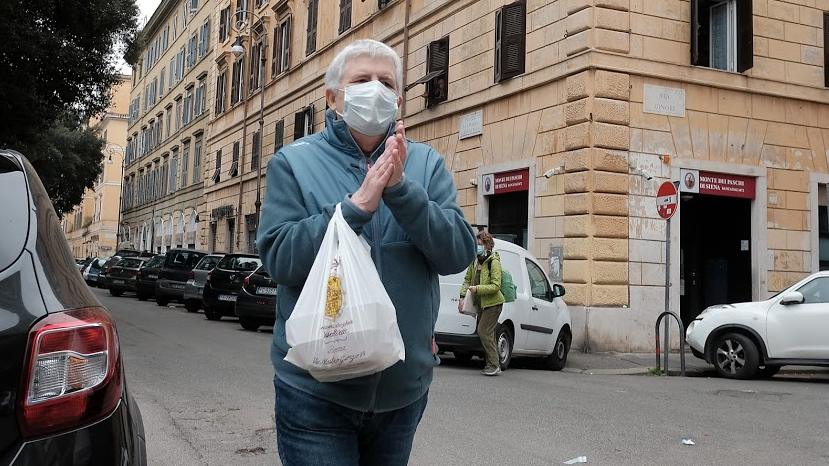 Un hombre sale a realizar compras en Italia 