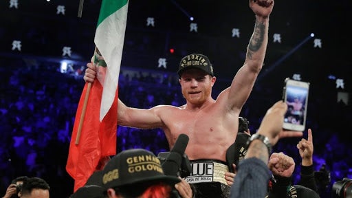 Canelo Álvarez en festejo